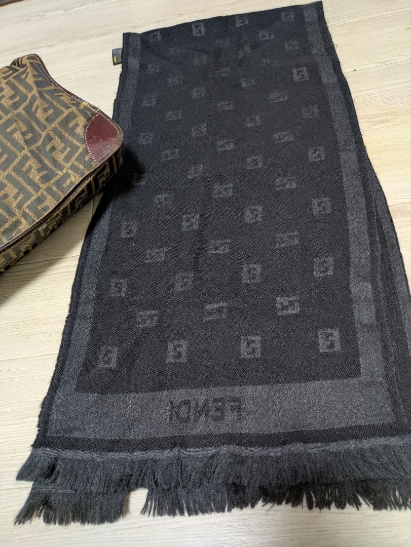 数回使った暖かいFendi ウールマフラー グレー ロゴ入り