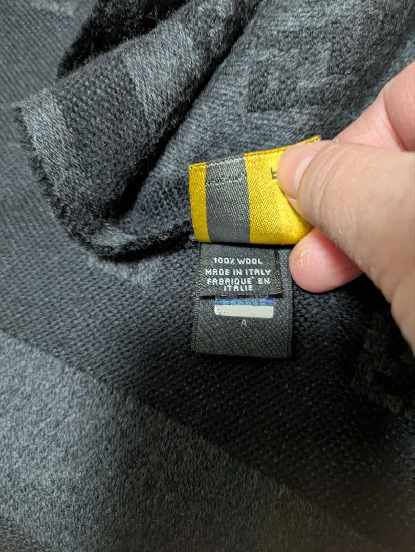 数回使った暖かいFendi ウールマフラー グレー ロゴ入り