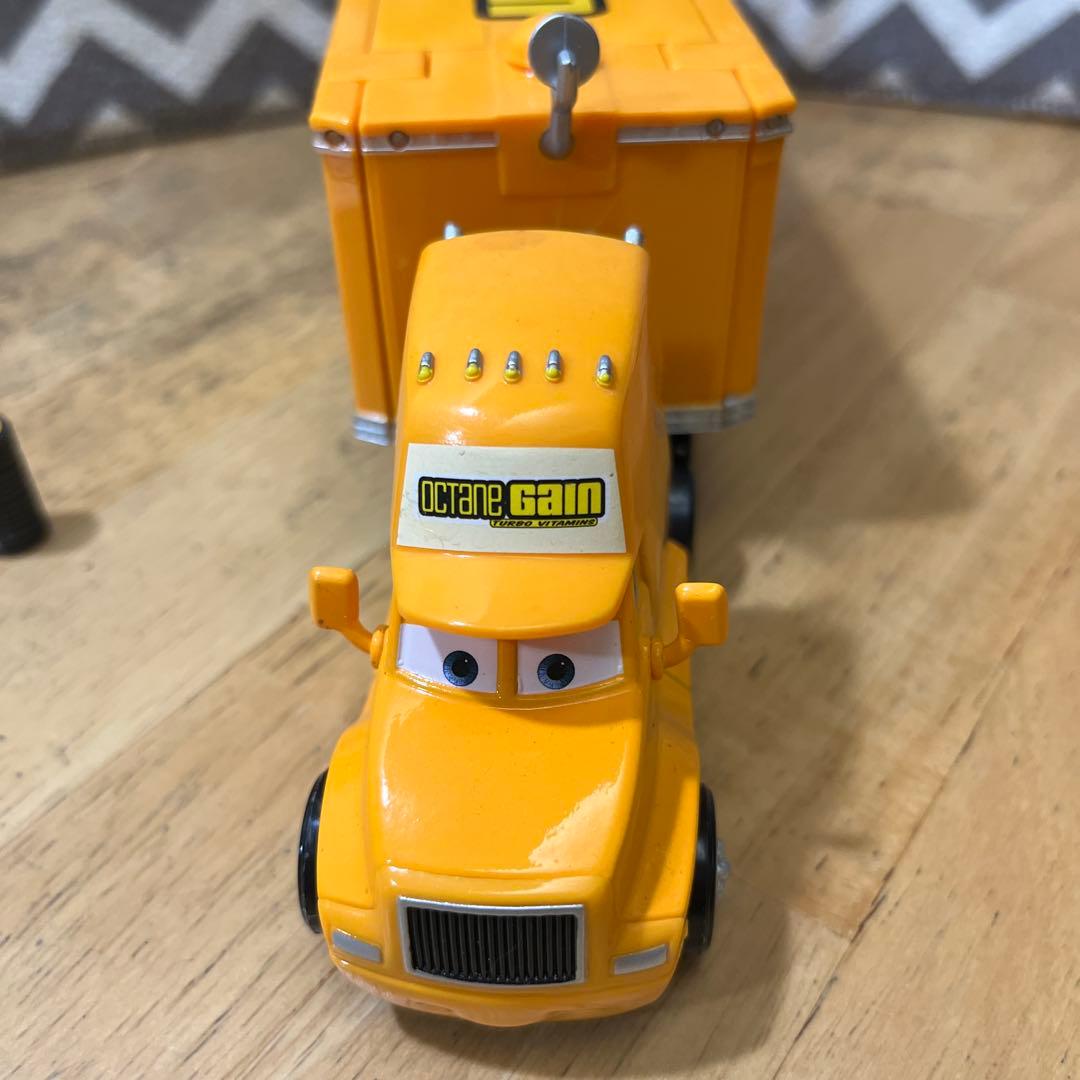 マテル　カーズ　オクタンゲイン 58 ハウラーとピットクルーセット