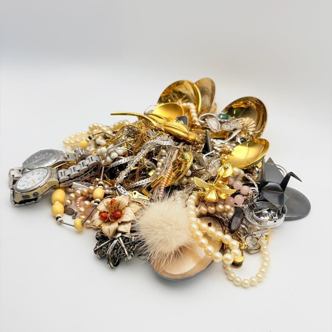 遺品整理 アクセサリー ネックレス ブローチ タイピン 時計 など まとめ