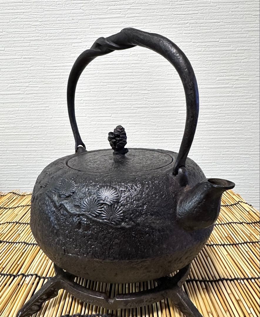 ＵＳＥＤ品 南部清茂造　１５型松文様　鉄瓶　南部鉄瓶　南部鉄器　鉄瓶