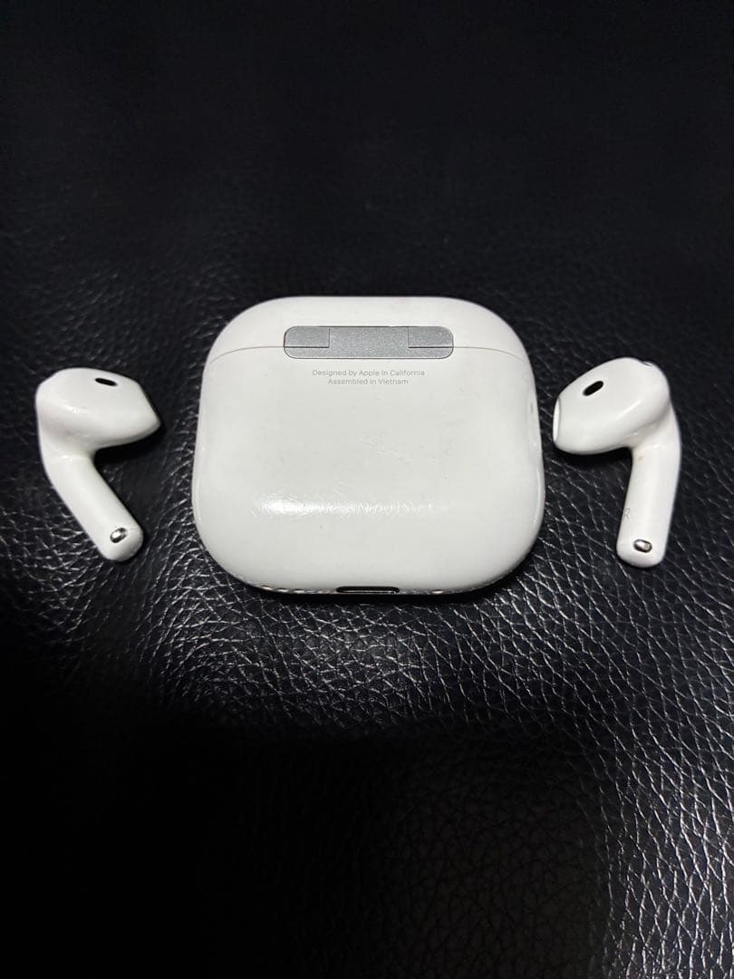 和*斐様 AirPods4 中古品　ノイズキャンセル