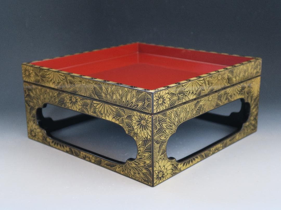 【輪島塗】極上菊詰沈金 四段重箱 内朱塗 蓋二枚 縁網代沈金重台付 天然木 共箱