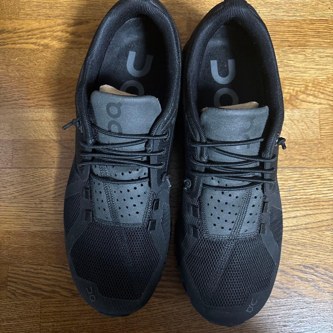 On クラウド　オールブラック ランニングシューズ