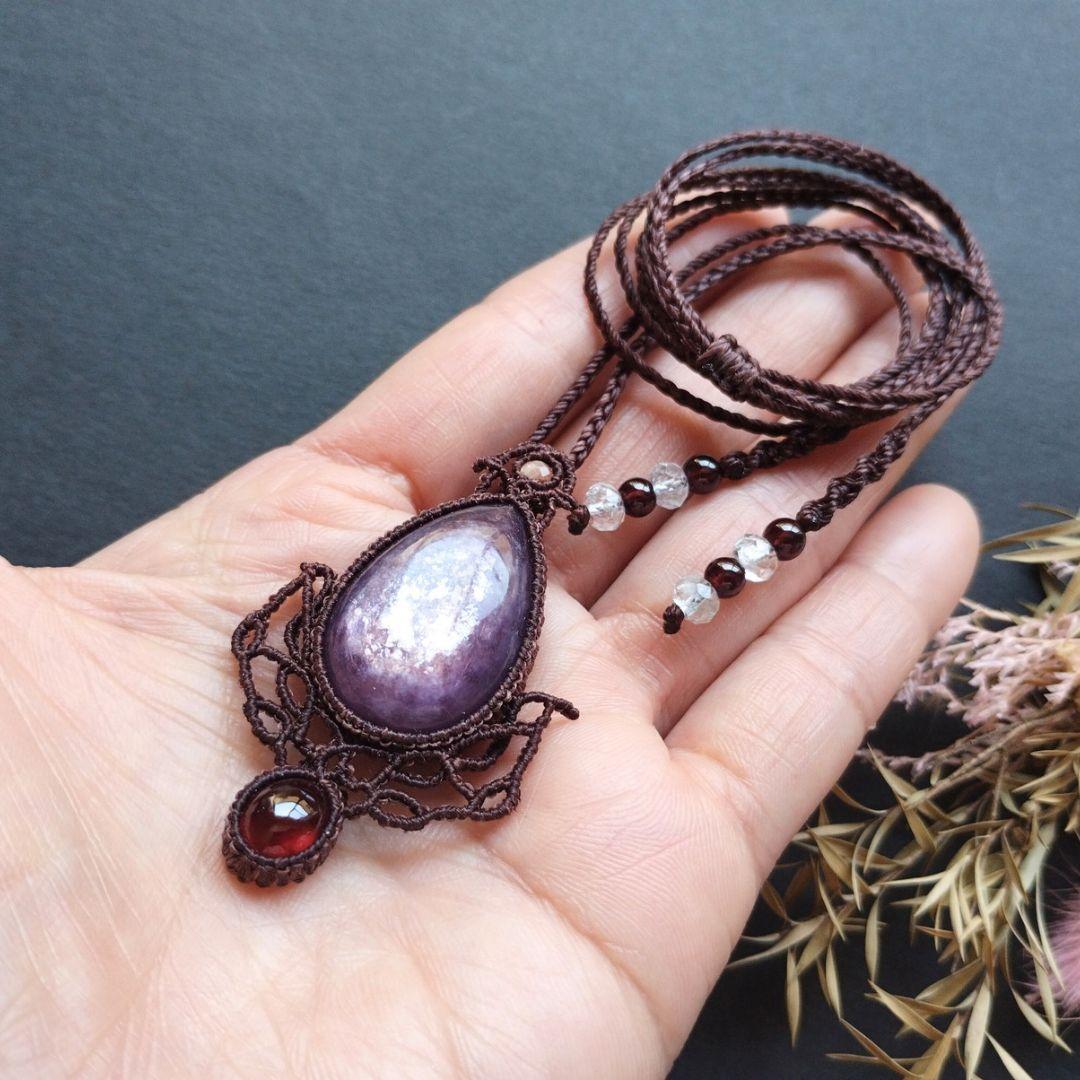 レピドライト＆ガーネットのマクラメ編みネックレス　ペンダント　天然石