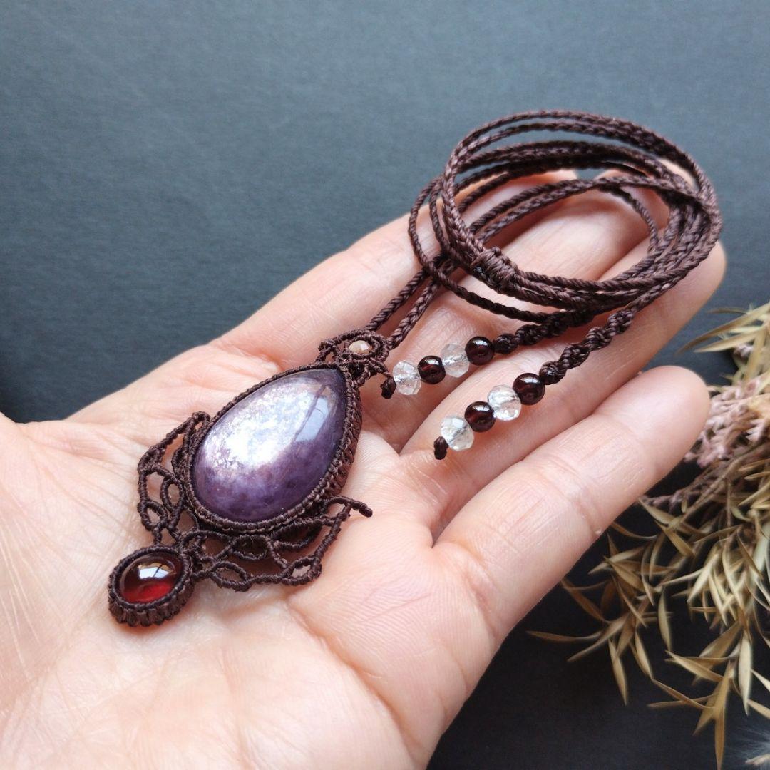 レピドライト＆ガーネットのマクラメ編みネックレス　ペンダント　天然石
