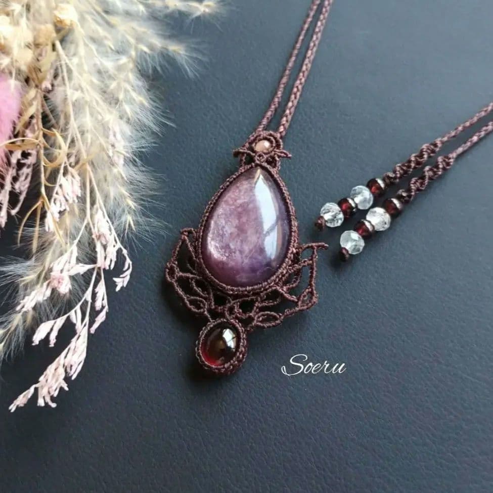レピドライト＆ガーネットのマクラメ編みネックレス　ペンダント　天然石
