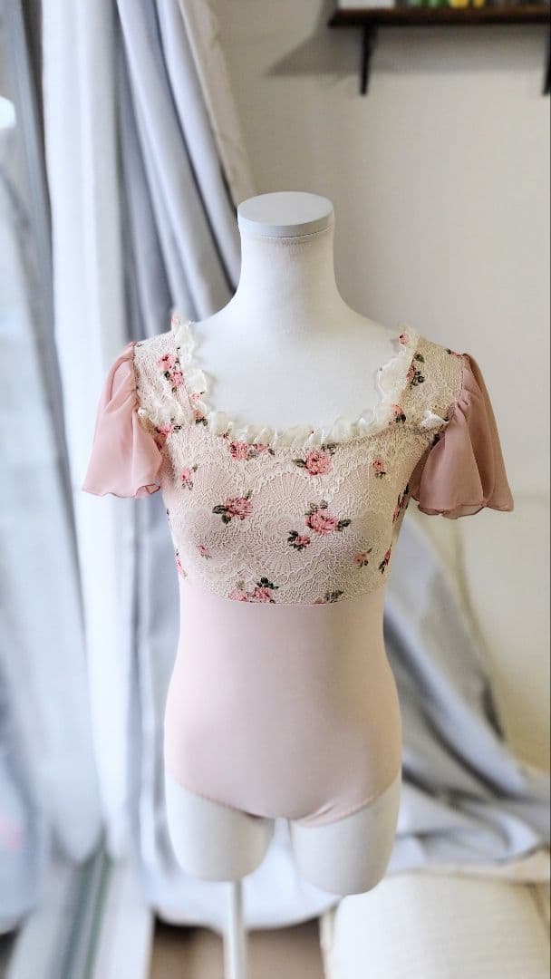 Ｓ～Ｍ／秘密の花園に咲く可憐なピンクの薔薇が可愛いピンクベージュ娘役レオタード