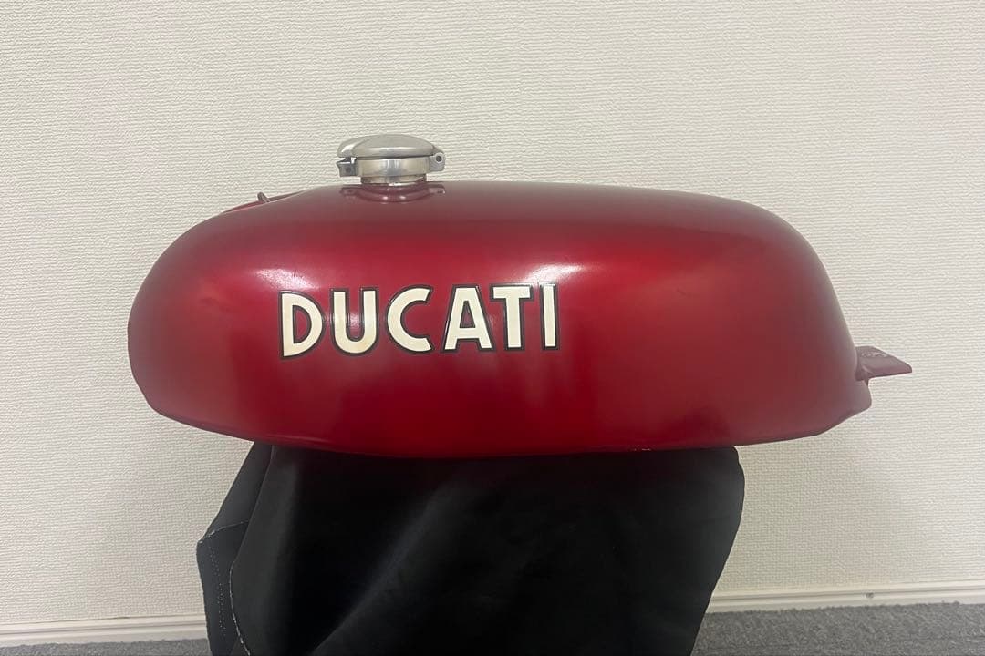 アルミタンク　赤　車種不明