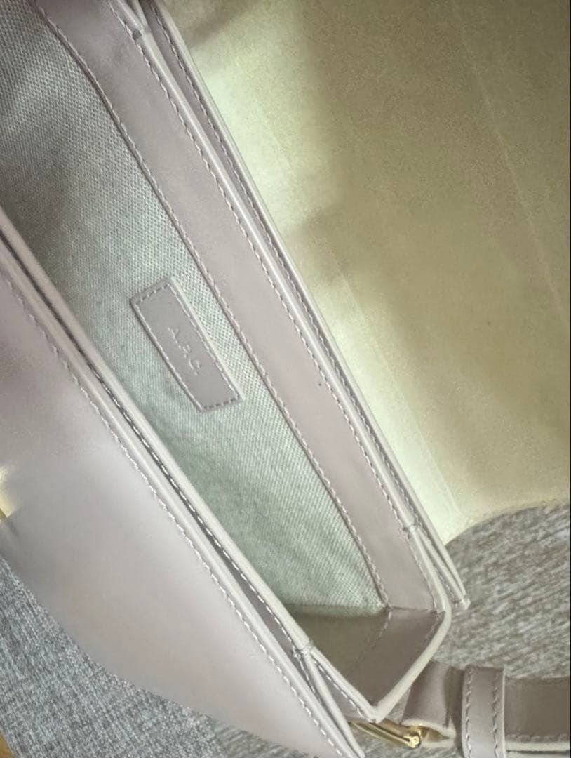 A.P.C ライトピンク レザー ショルダーバッグ