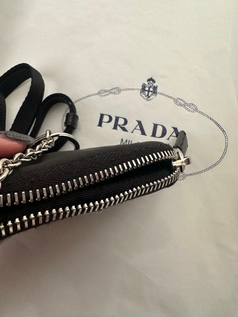 PRADAトライアングルキーケース