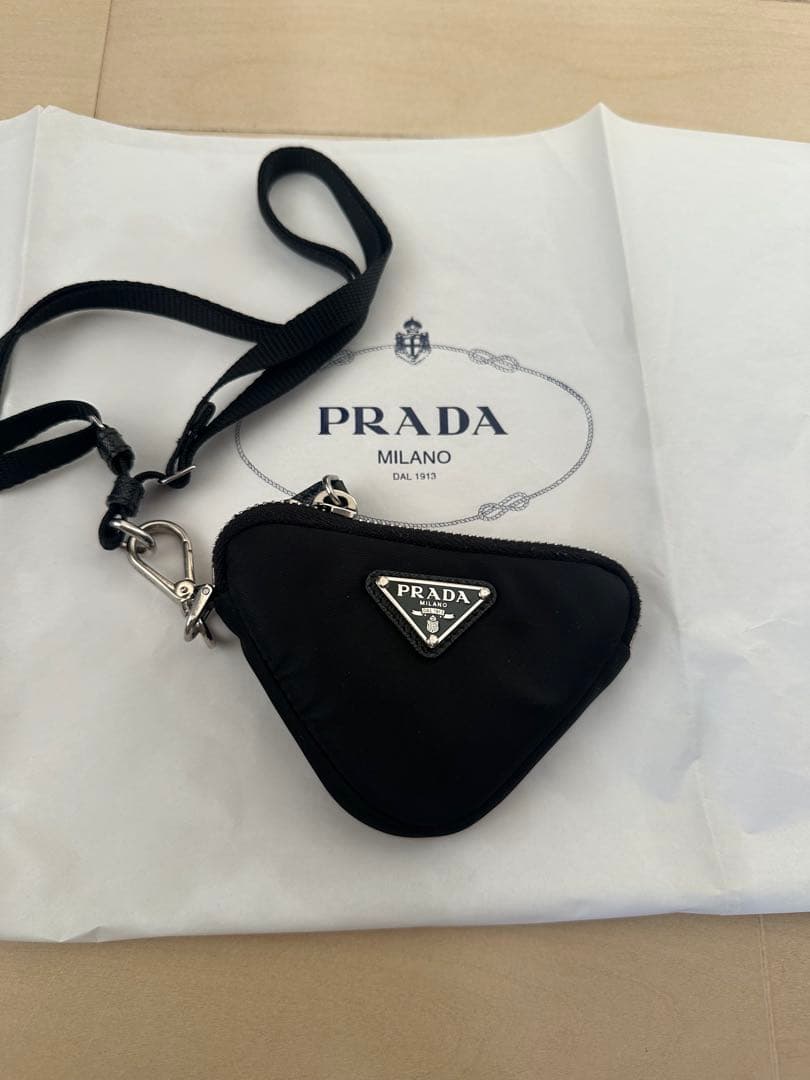 PRADAトライアングルキーケース