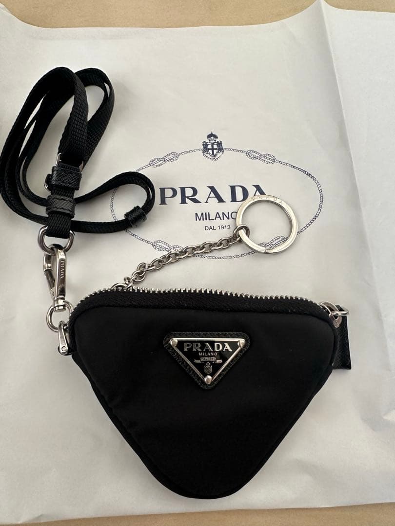 PRADAトライアングルキーケース