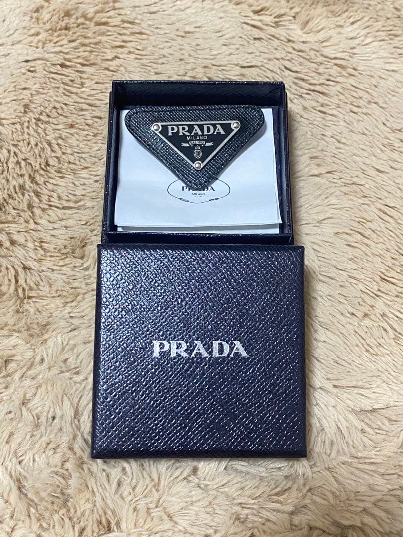 ★Wiii　プラダ　ブローチ