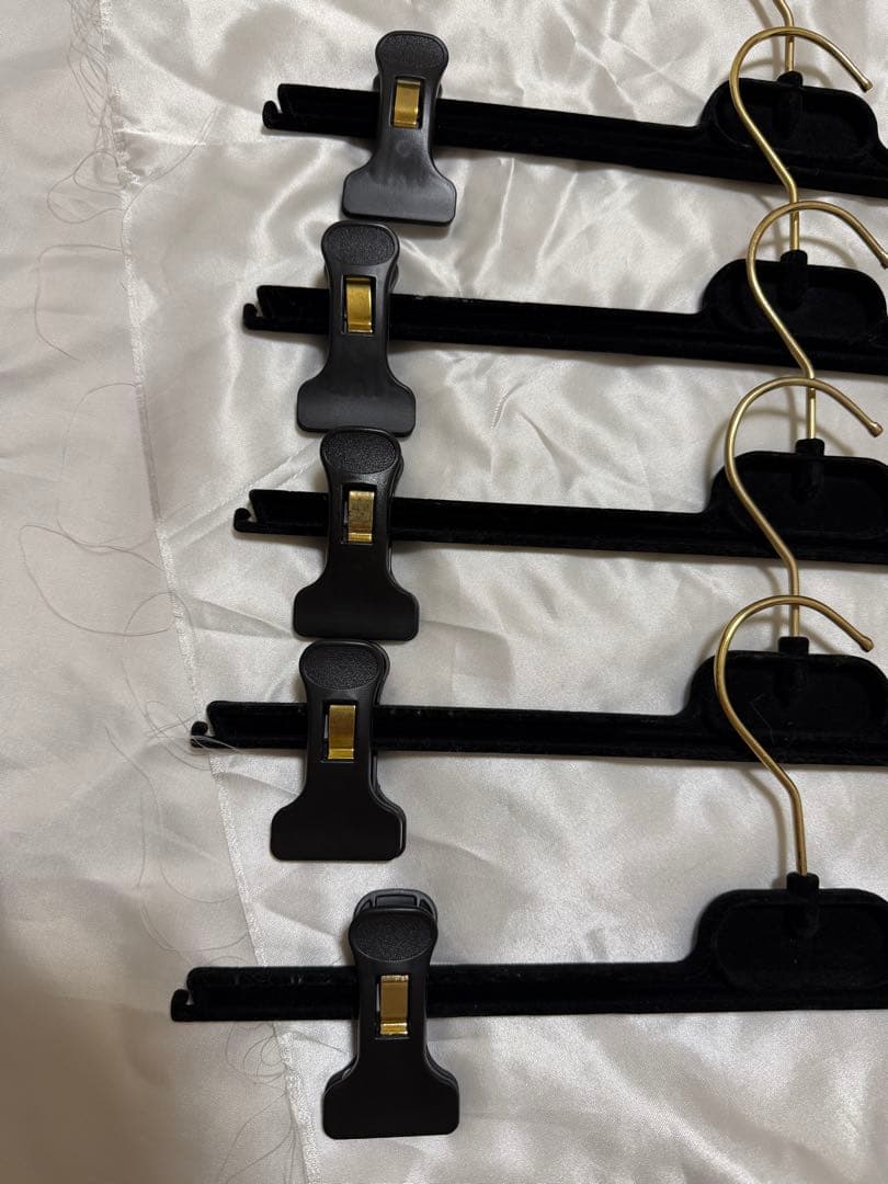 シャネルロゴ付き衣類ハンガー5本セット