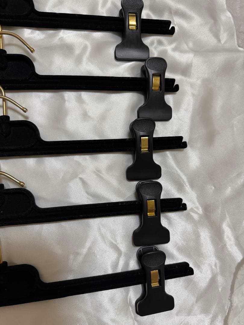 シャネルロゴ付き衣類ハンガー5本セット