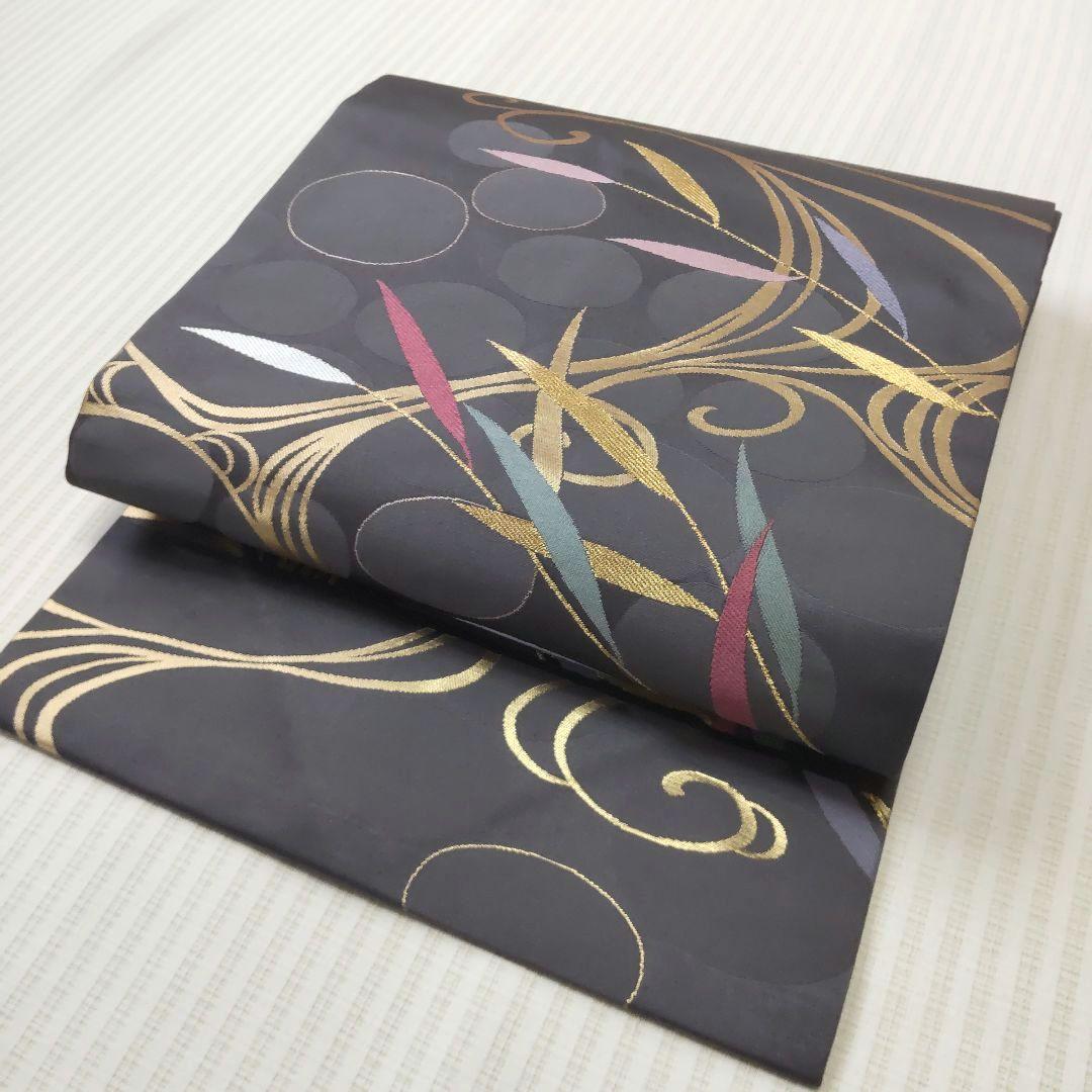 【名古屋帯】未使用品✣クールに流れる金の曲線｜チャコールグレー 流水 358cm