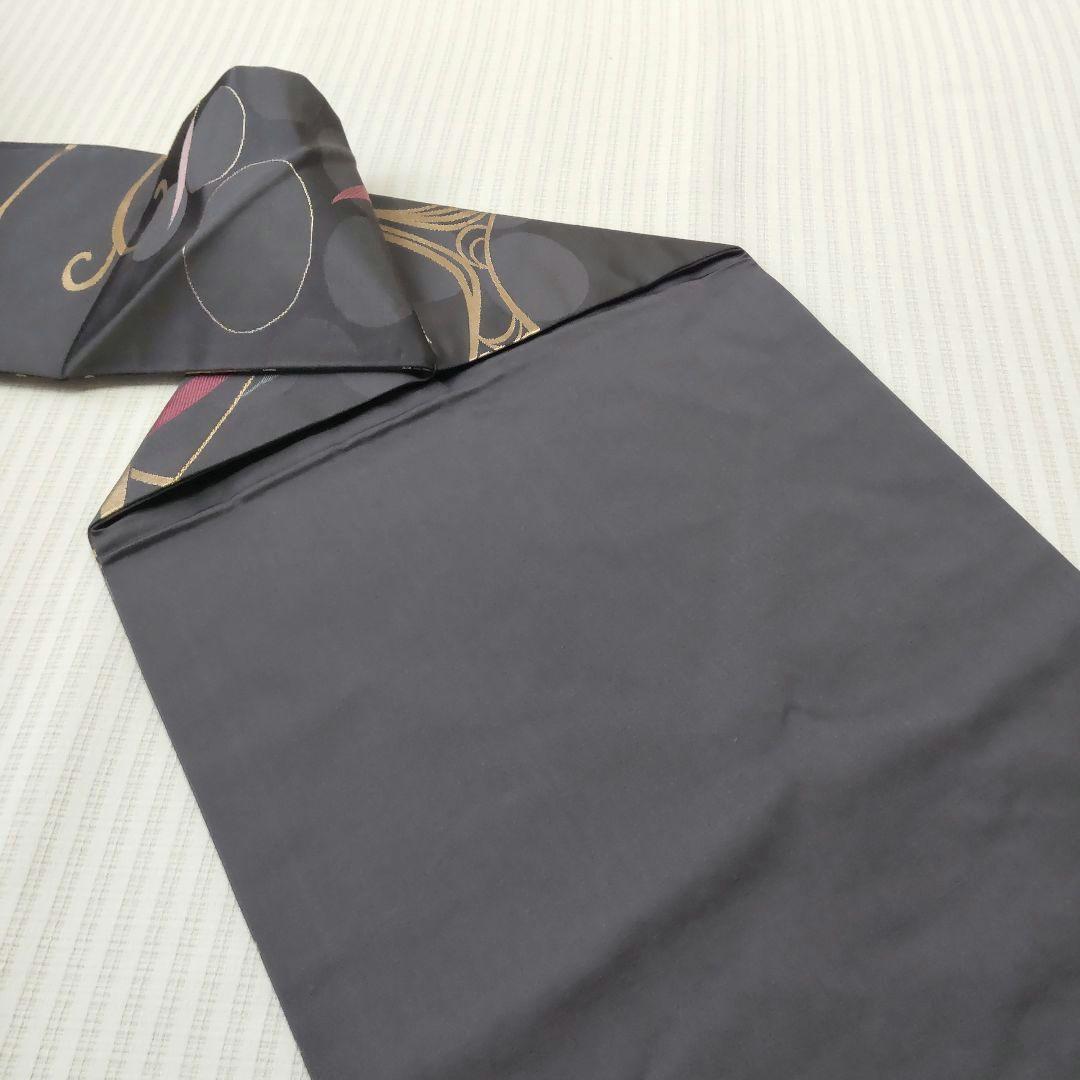 【名古屋帯】未使用品✣クールに流れる金の曲線｜チャコールグレー 流水 358cm