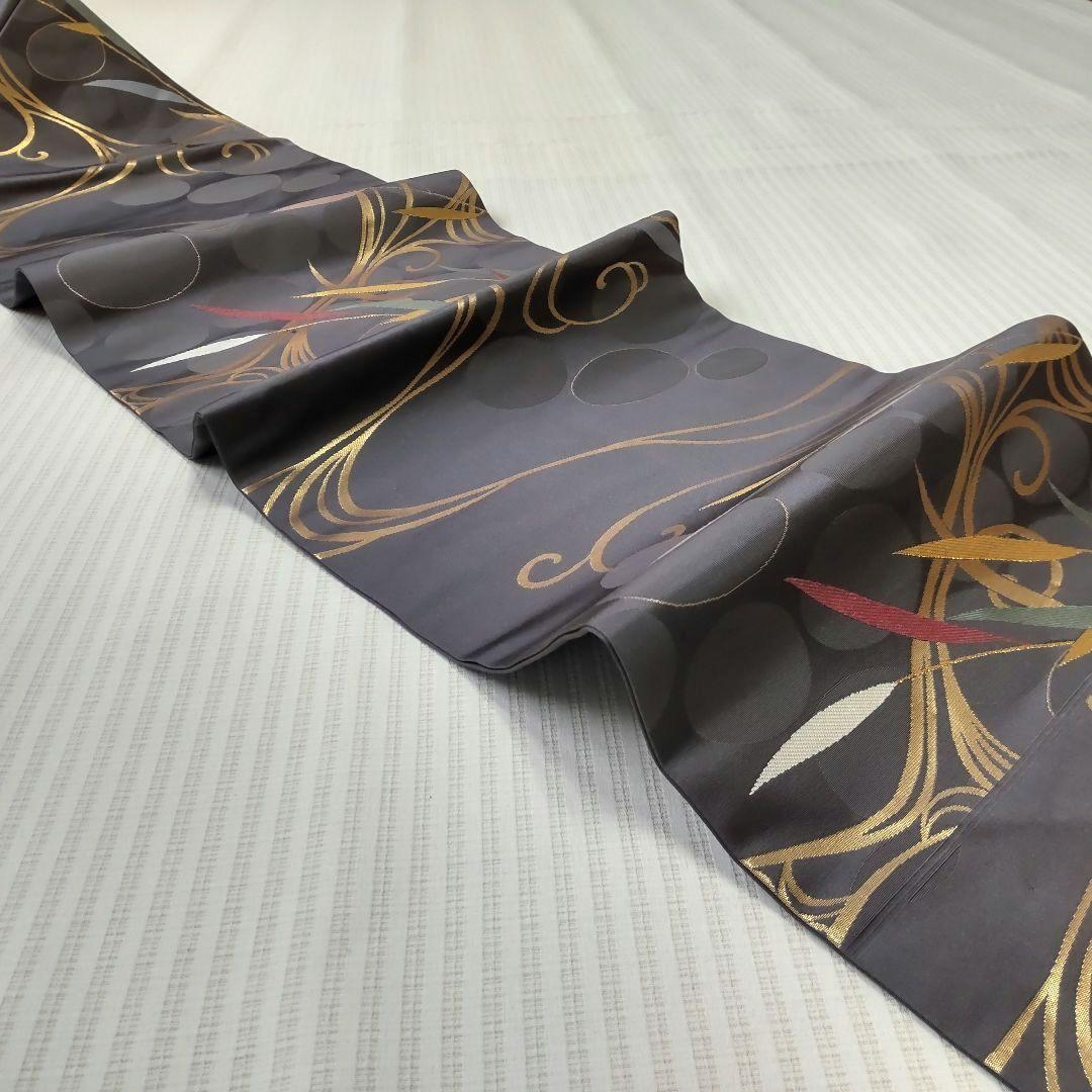 【名古屋帯】未使用品✣クールに流れる金の曲線｜チャコールグレー 流水 358cm