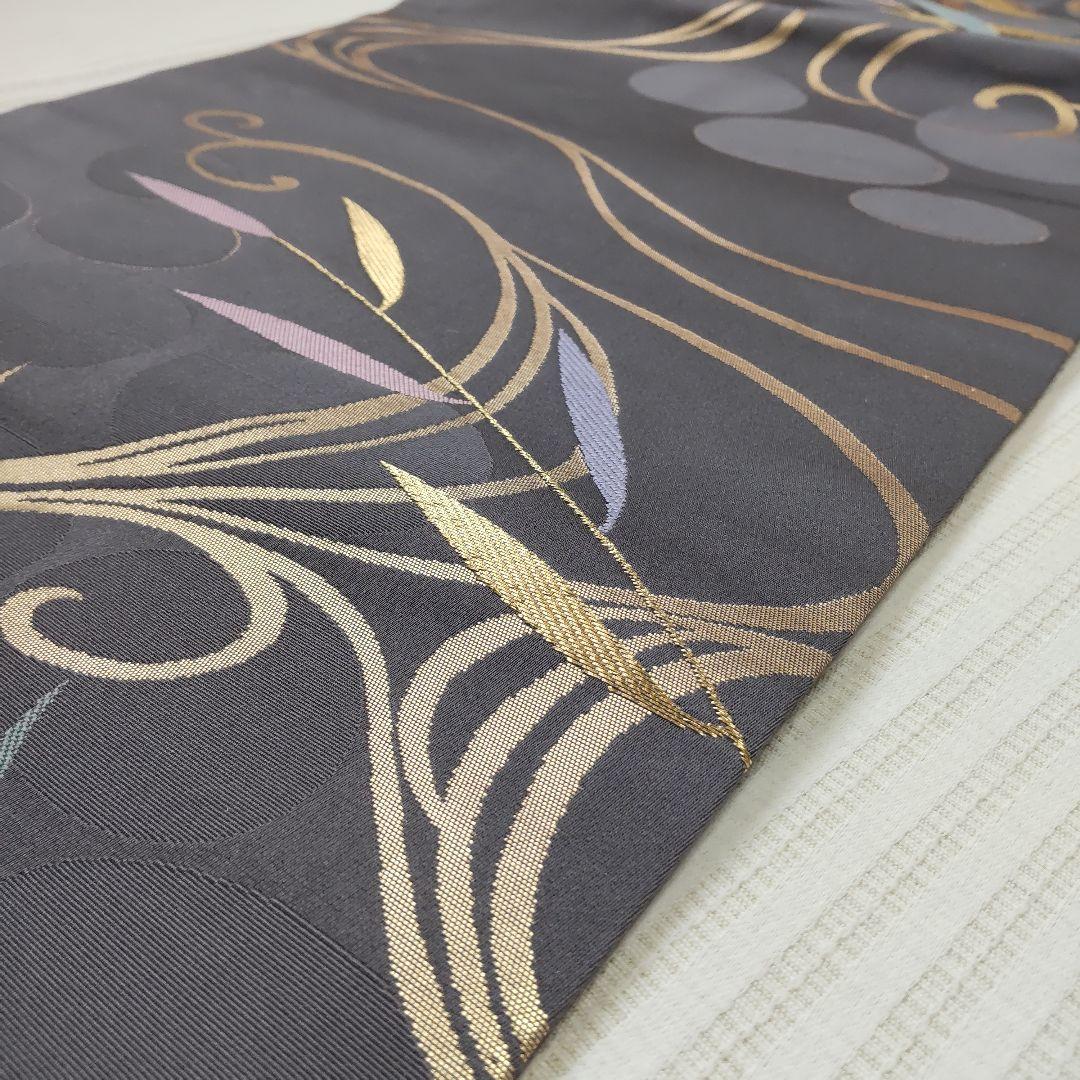 【名古屋帯】未使用品✣クールに流れる金の曲線｜チャコールグレー 流水 358cm