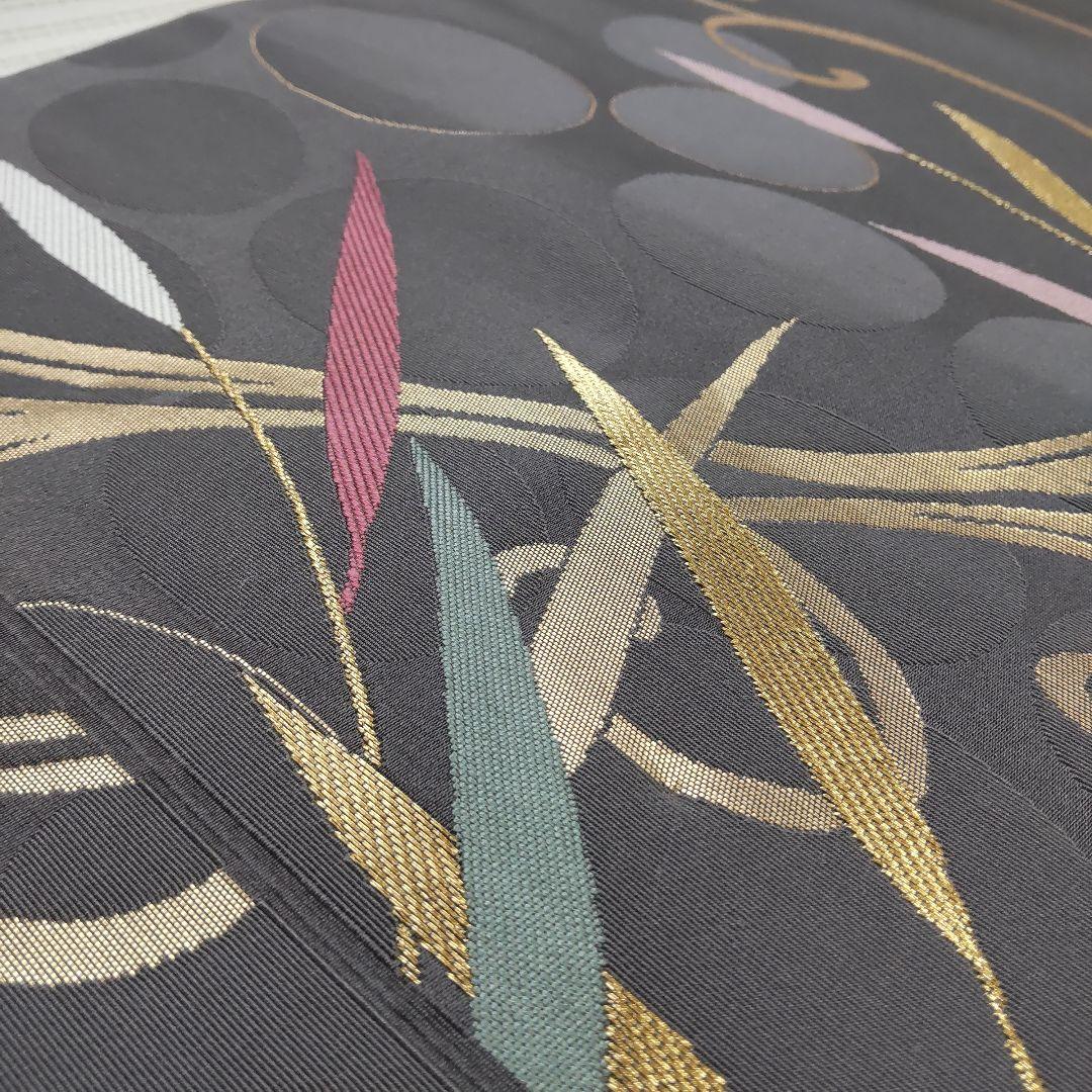 【名古屋帯】未使用品✣クールに流れる金の曲線｜チャコールグレー 流水 358cm