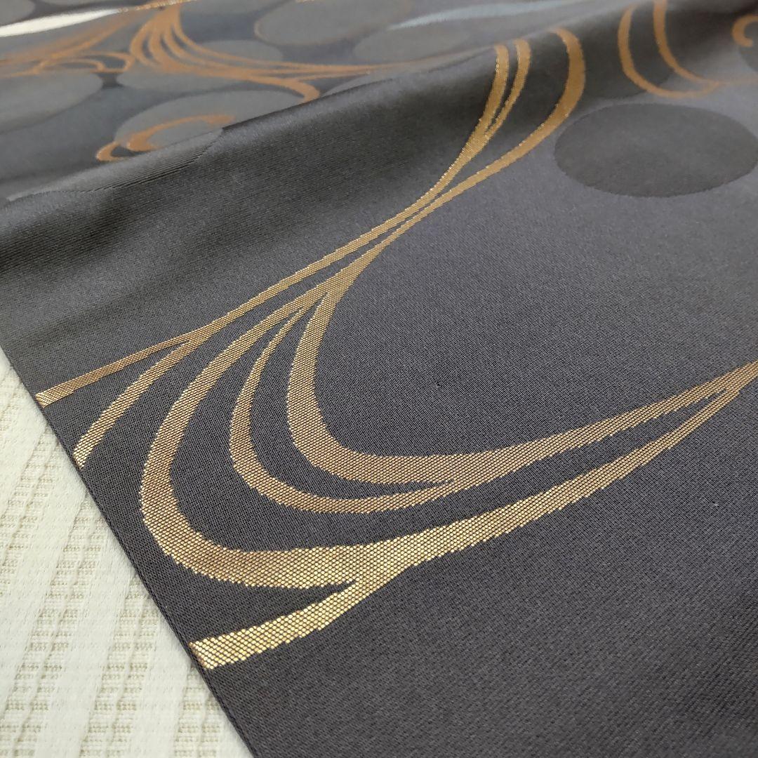 【名古屋帯】未使用品✣クールに流れる金の曲線｜チャコールグレー 流水 358cm