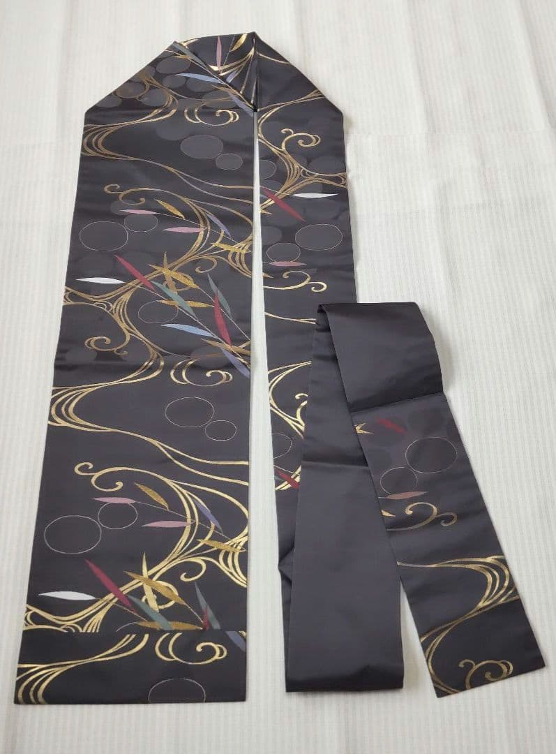 【名古屋帯】未使用品✣クールに流れる金の曲線｜チャコールグレー 流水 358cm