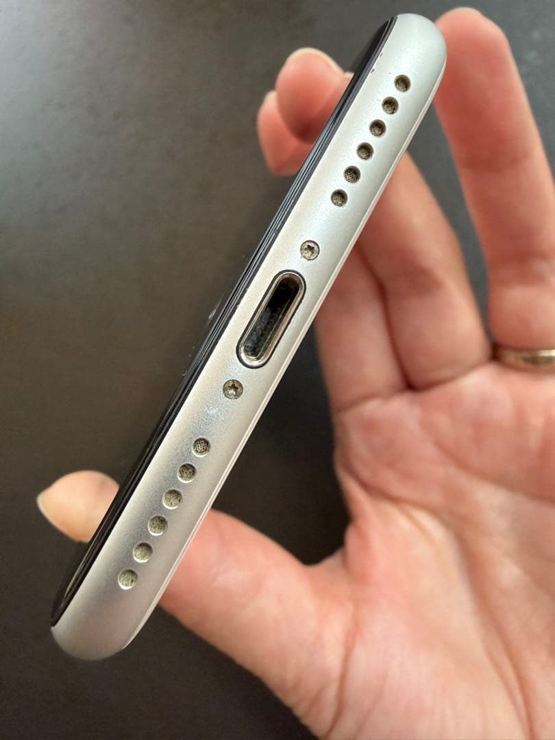 iPhone SE 第2世代 128GB SIMフリー ホワイト 動作良好