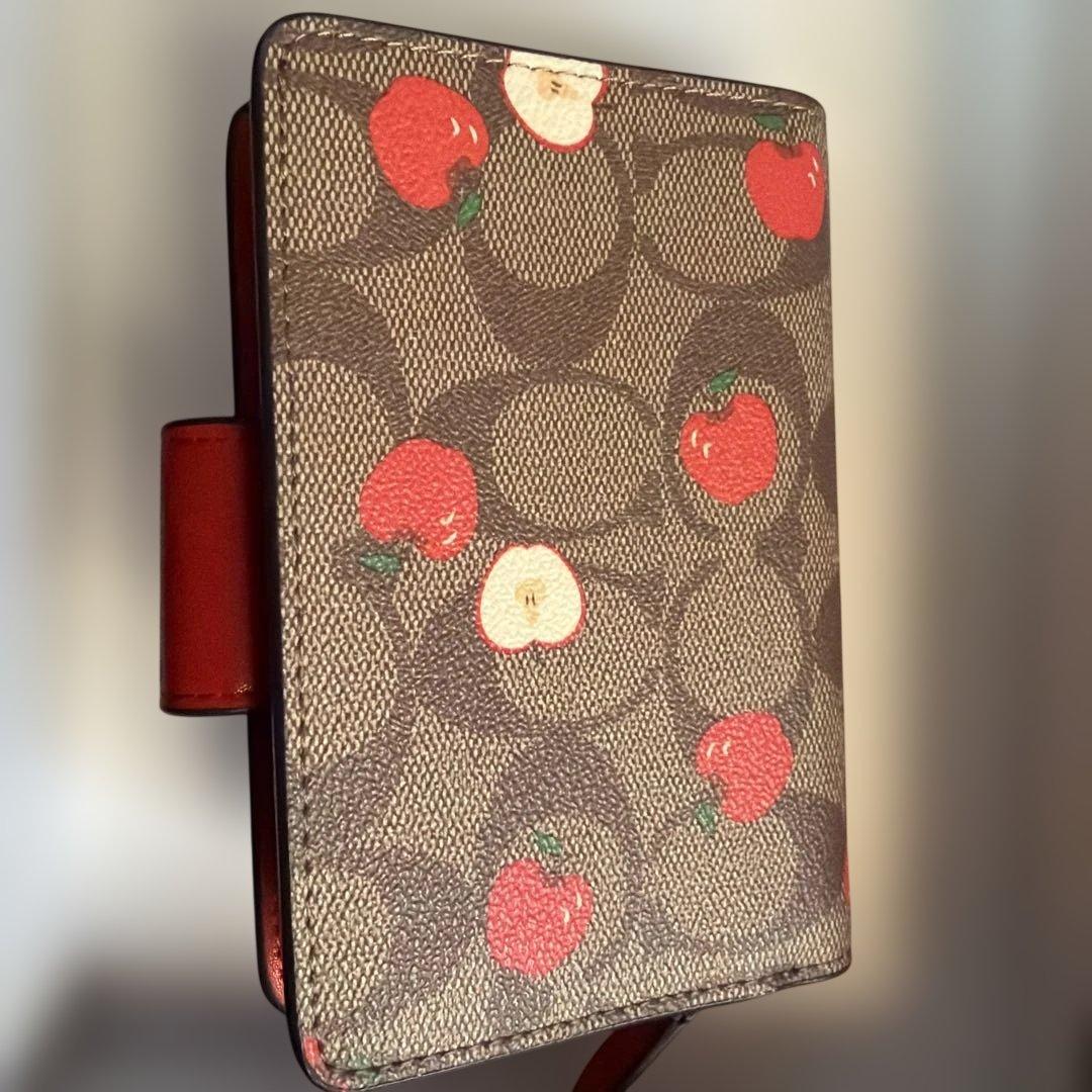 COACH リンゴ柄 二つ折り財布