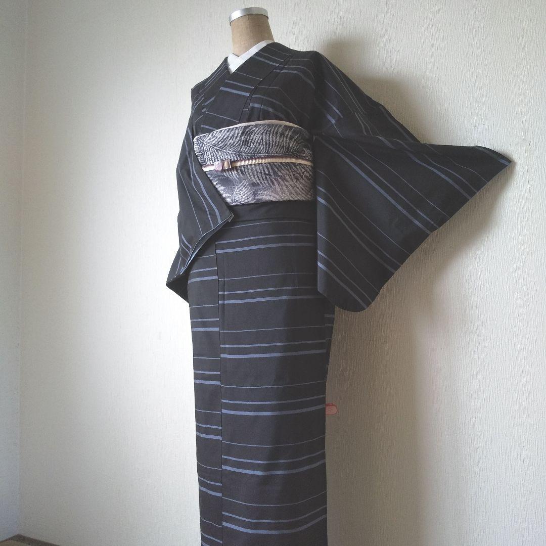 【東京きもの英謹製】最高級洗えるお着物・横縞柄・黒くすみ水色・手縫い仕立て・袷