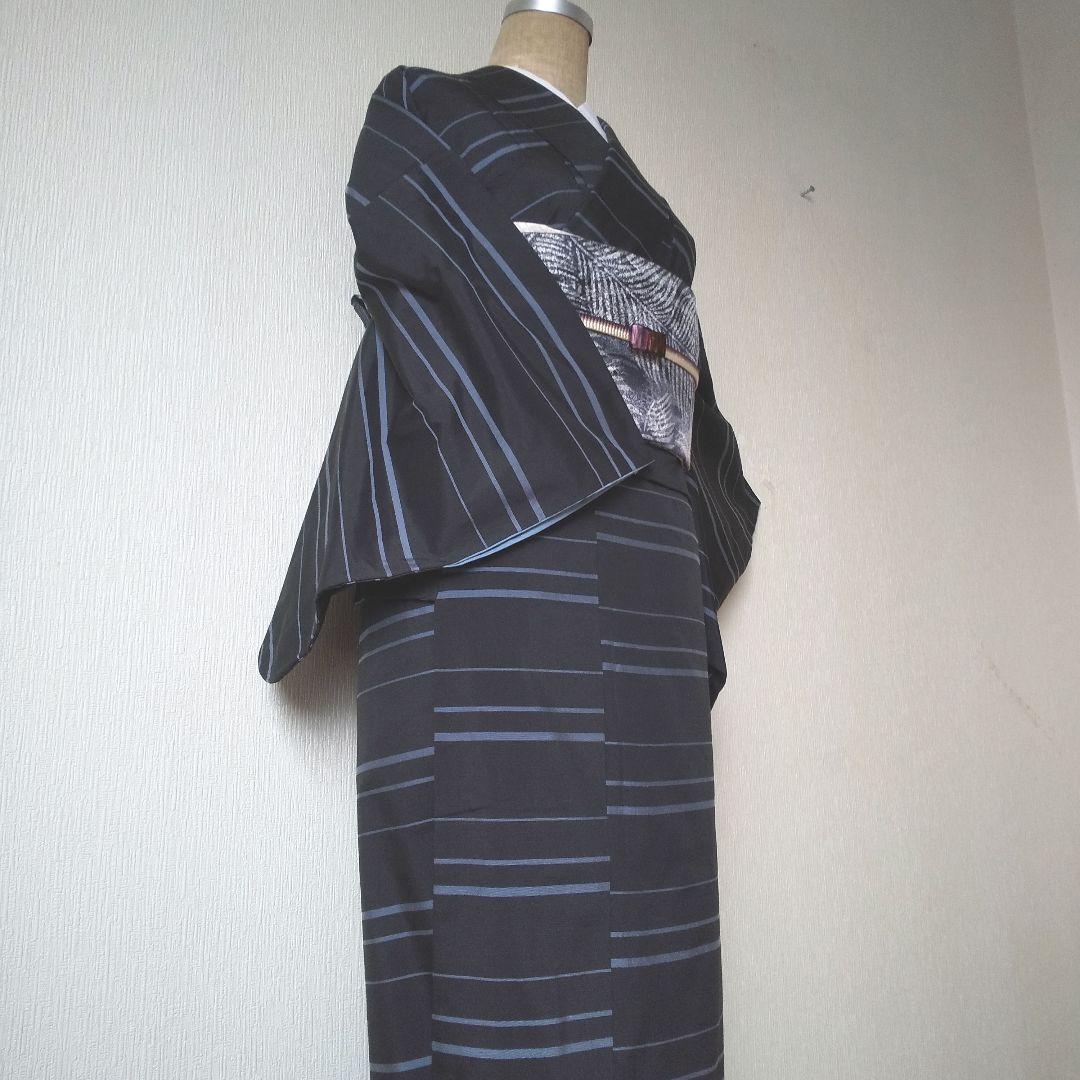 【東京きもの英謹製】最高級洗えるお着物・横縞柄・黒くすみ水色・手縫い仕立て・袷