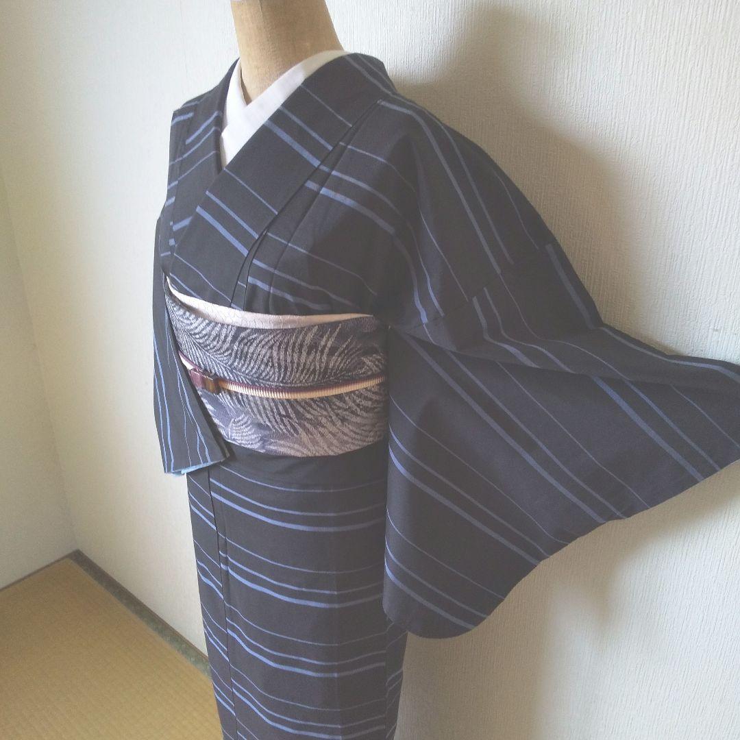 【東京きもの英謹製】最高級洗えるお着物・横縞柄・黒くすみ水色・手縫い仕立て・袷