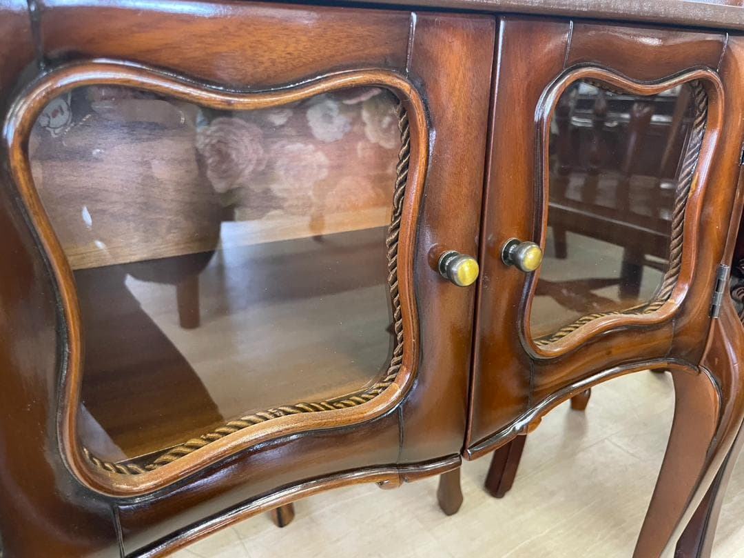 マホガニー　両開きガラスキャビネット　アンティーク　キャビネット　輸入家具　収納