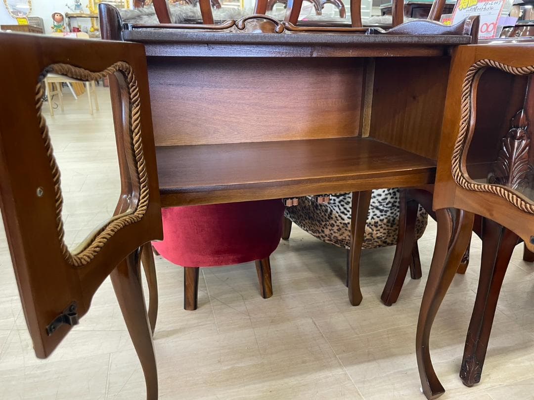 マホガニー　両開きガラスキャビネット　アンティーク　キャビネット　輸入家具　収納