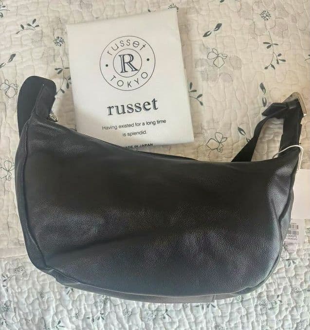 russet ソフトレザーラウンドショルダーバッグ　ブラック