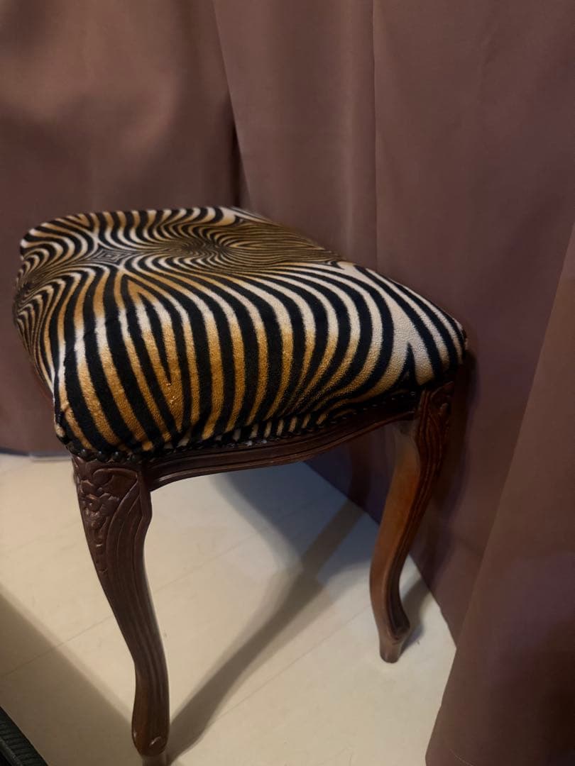 イタリア製猫脚スツール