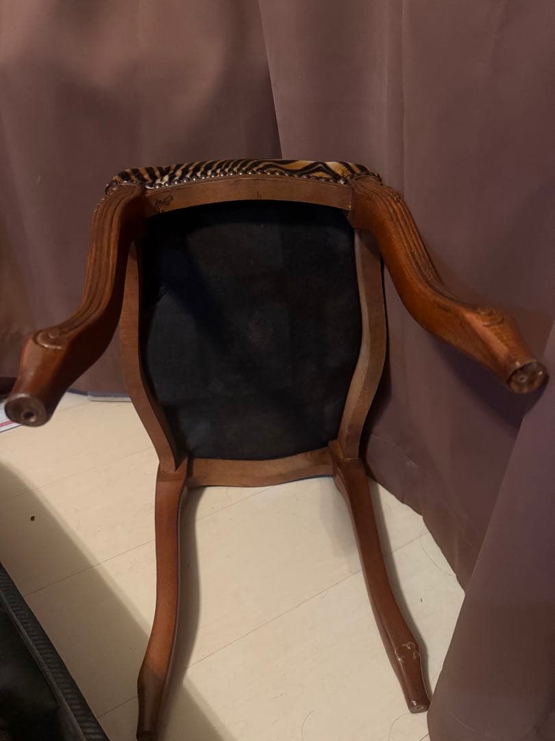 イタリア製猫脚スツール