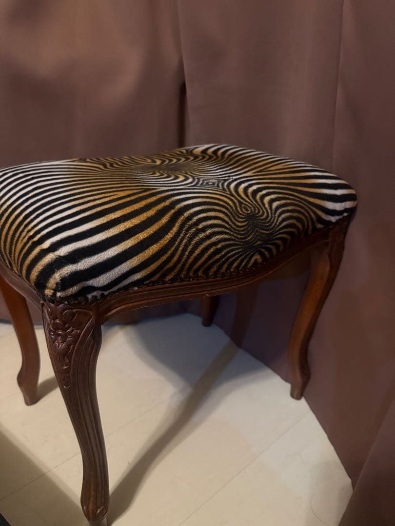 イタリア製猫脚スツール