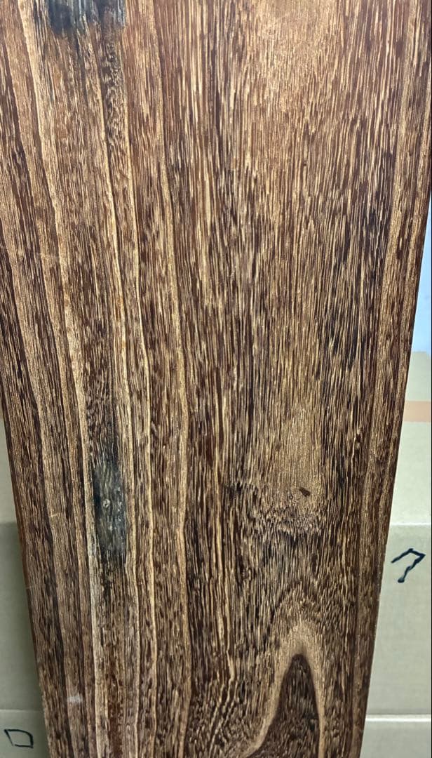 13弦お琴です。弦も新し目で、琴柱も付いて、音色の良く、琴柱の倒れた跡も少ない