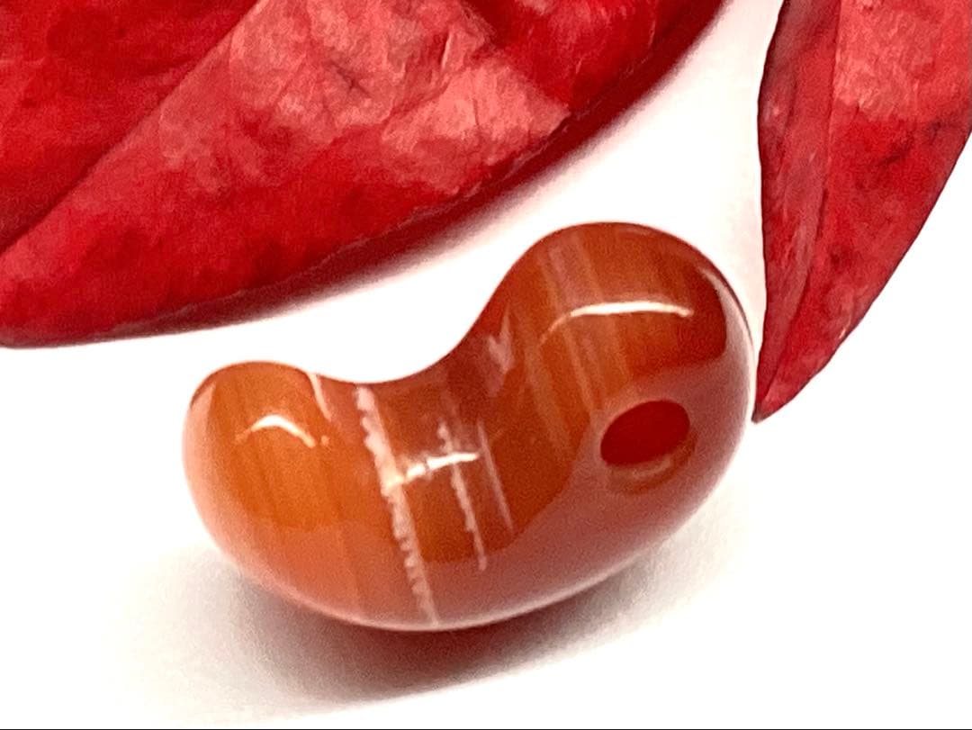 ✳赤は希少で5〜7万円です‼️山形県＊霊宝月山赤めのう勾玉　真っ赤な結晶　本物保証