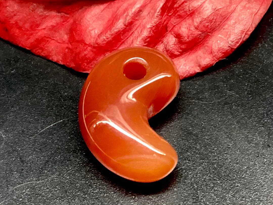 ✳赤は希少で5〜7万円です‼️山形県＊霊宝月山赤めのう勾玉　真っ赤な結晶　本物保証