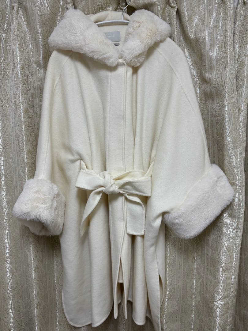 セルフォード　ファーポンチョコート　アイボリー　ホワイト