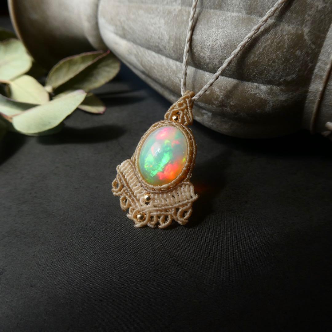 宝石質オパールのマクラメネックレス