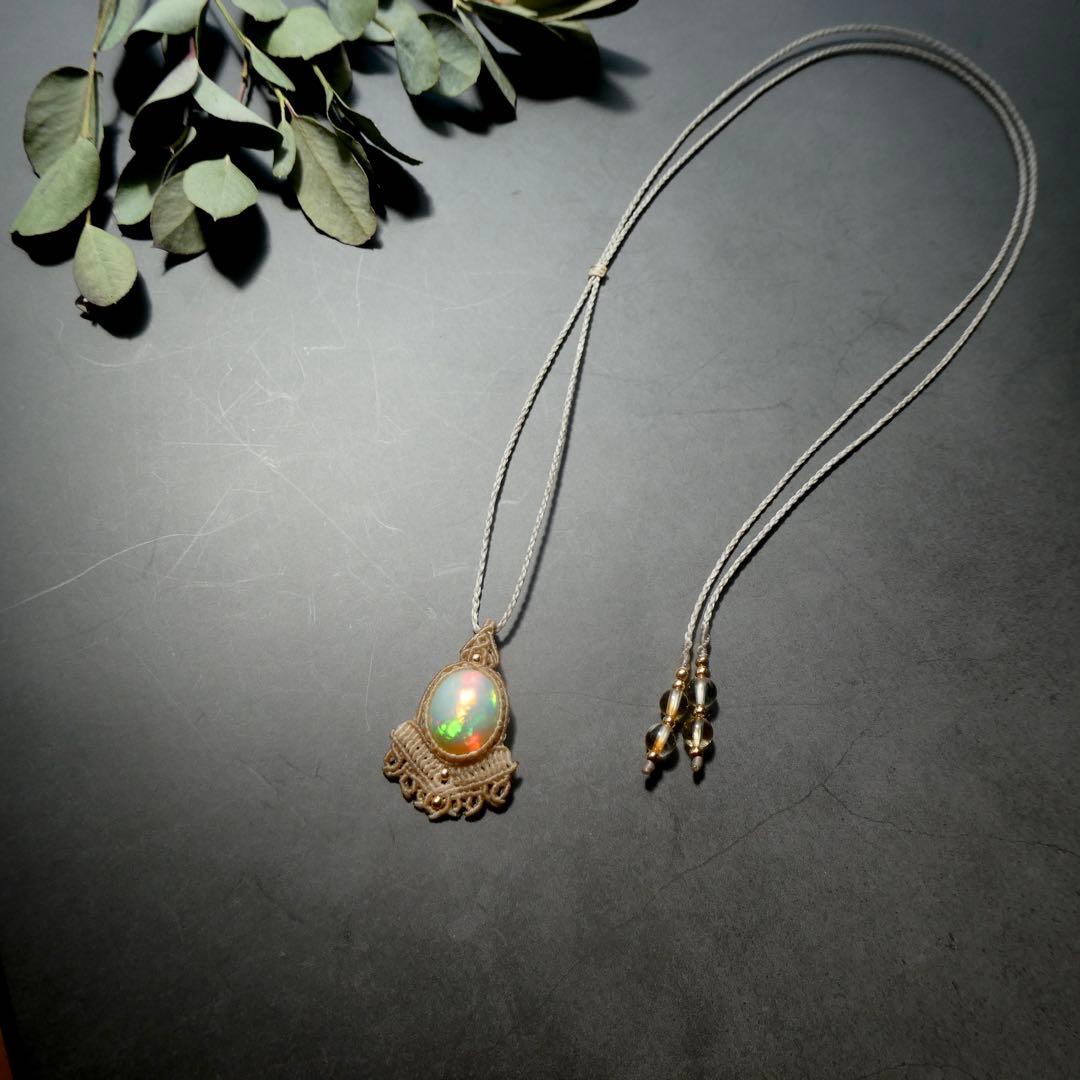 宝石質オパールのマクラメネックレス