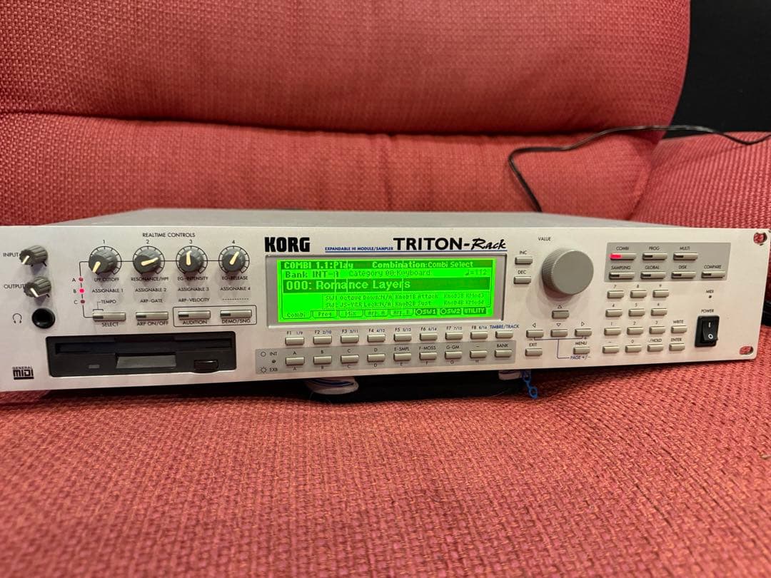 【送料込み】KORG TRITON-Rack