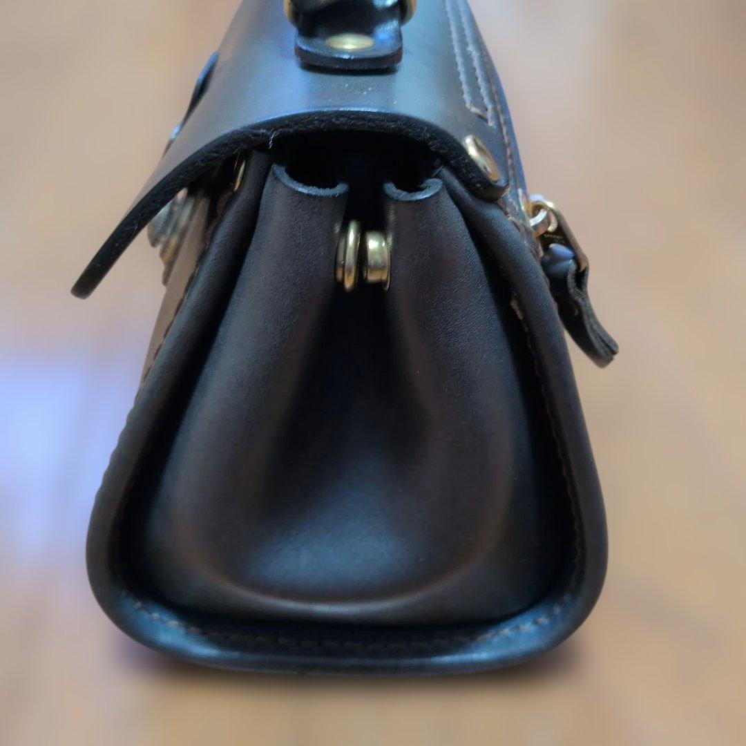 断*。様 HERZプチミニョン　紺色　経年変化あり