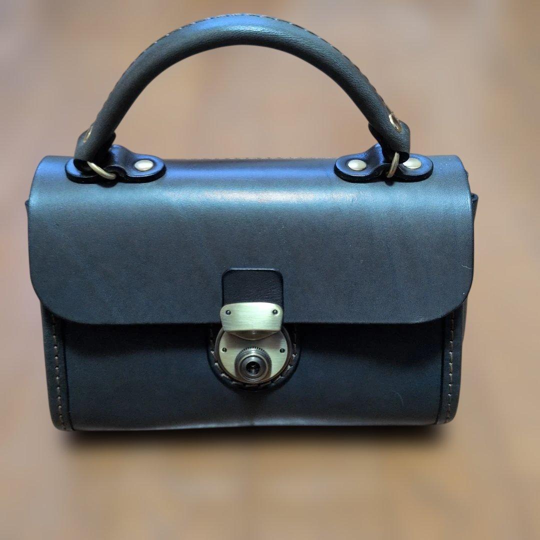 断*。様 HERZプチミニョン　紺色　経年変化あり