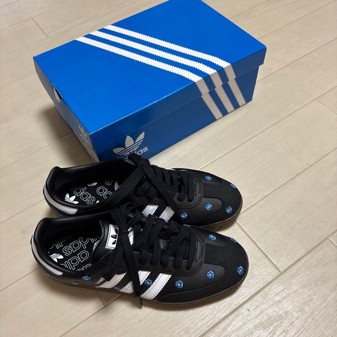 adidas ブラック スニーカー 花柄刺繍