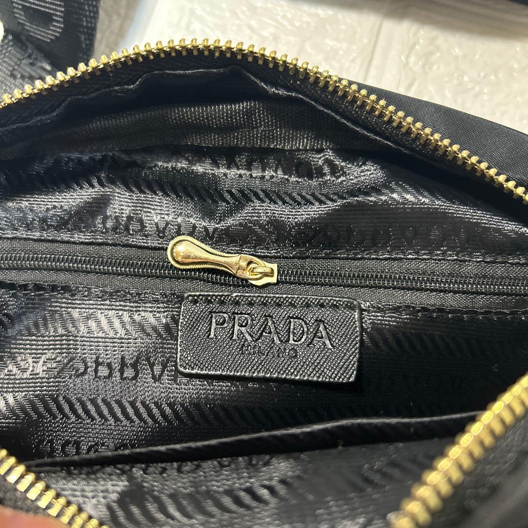 PRADAノベルティショルダーバッグ　ポーチ