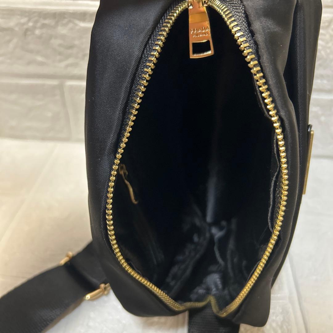 PRADAノベルティショルダーバッグ　ポーチ